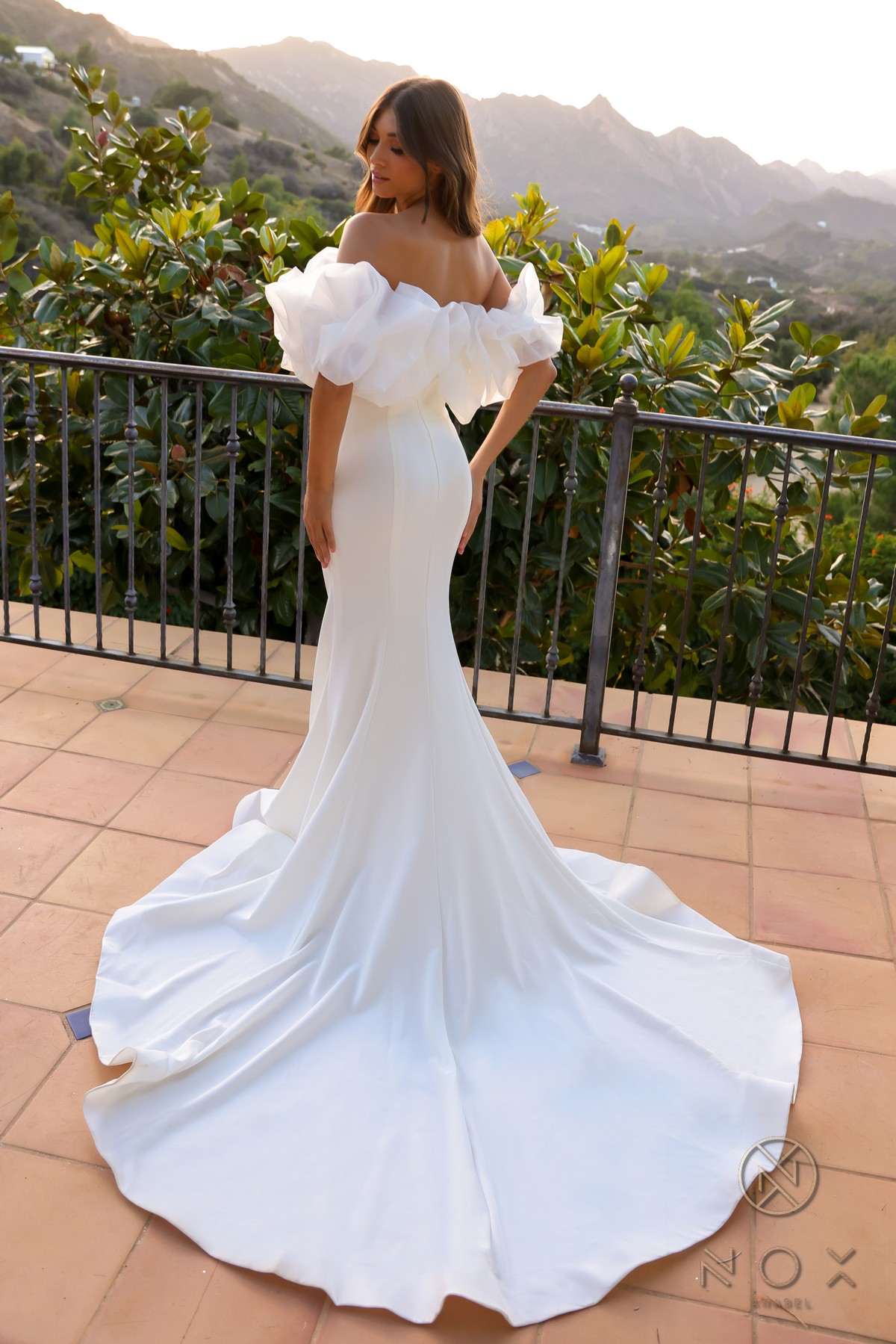 Elegant Ruffle Neckline Mermaid Wedding Dress — Nox Anabel JW984