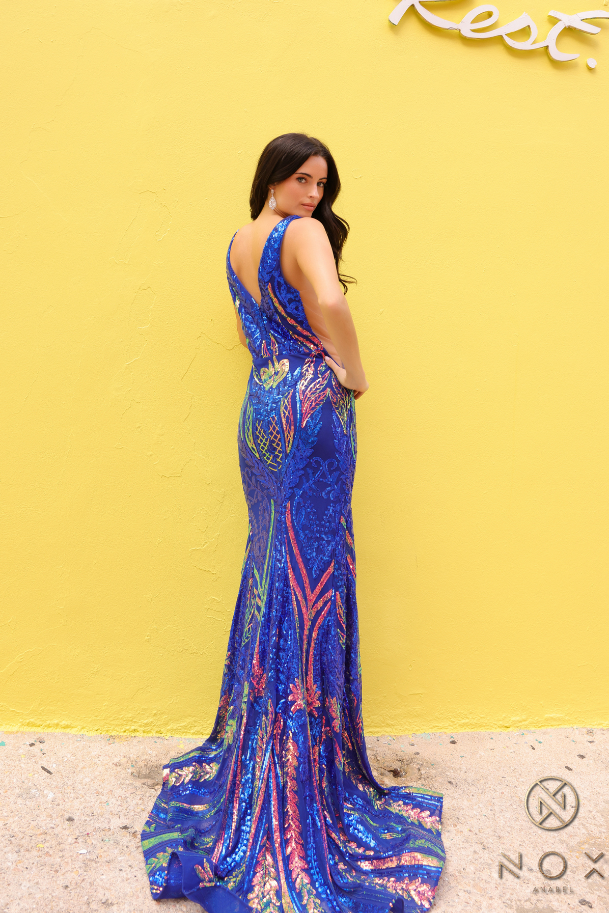 Deep V-Neck Fully Sequin Pattern Mermaid Gown — Nox Anabel R1402